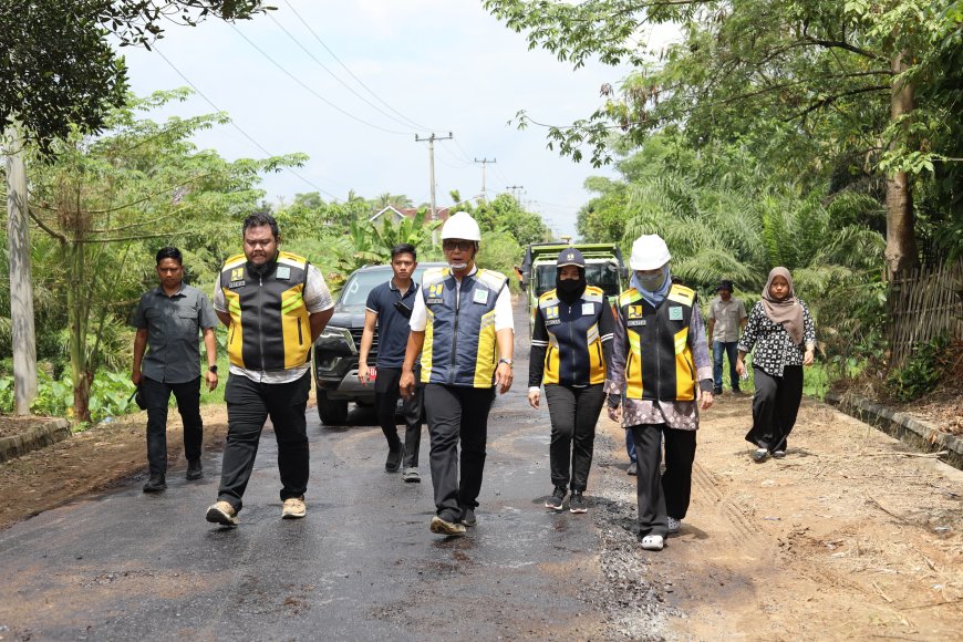 Tinjau Perbaikan Jalan Komering Putih, Ardito: Program Prioritas Pemerintah Daerah