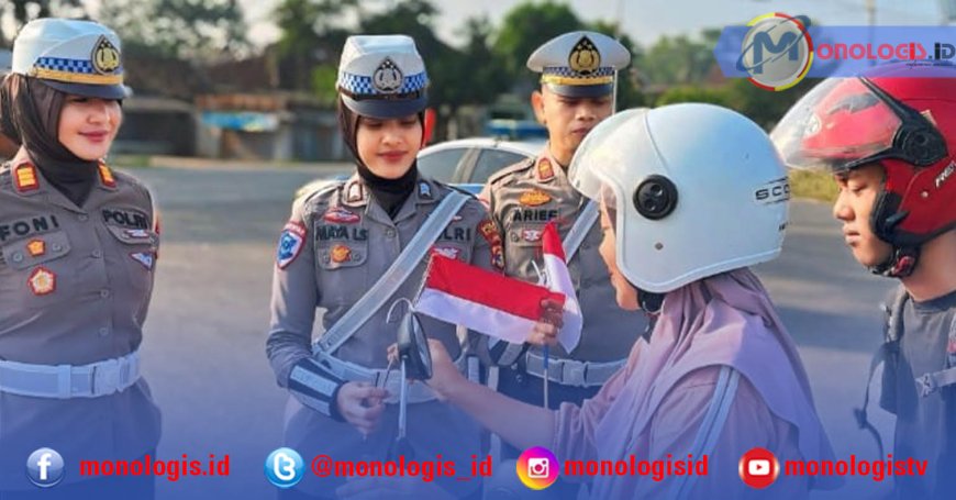 Sambut HUT ke-80 RI, Sat Lantas Tulangbawang Barat Bagikan Bendera ke Pengendara