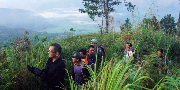 Calon Wakil Gubernur Sumatera Utara, Sihar Sitorus melakukan pendakian ke Pusuk Buhit, di Kabupaten Samosir, Sabtu (21/4).