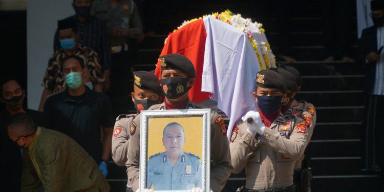 Upacara pemakaman Aiptu H Yanwar Permadi di Taman Makam Pahlawan (TMP) Pondok Rajeg, Cibinong, Kabupaten Bogor, Kamis (24/9).