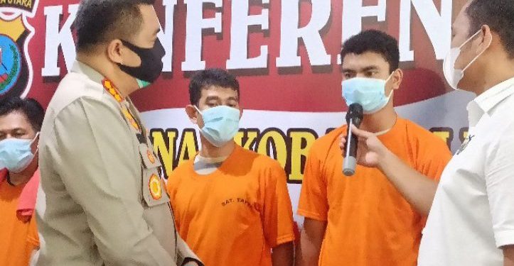 Kapolrestabes Medan Kombes Pol Riko Sunarko dan Kasat Narkoba AKBP Ronny Nicolas Sidabutar menginterogasi salah satu tersangka.