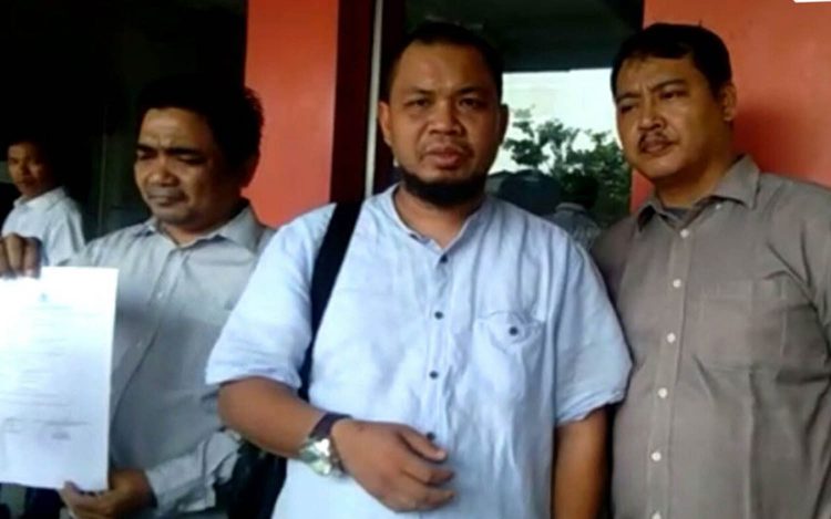 Ustadz Ade Candra Darmawan didampingi kuasa hukumnya saat mengadu ke Polrestabes Medan karena menerima SMS berisi ancaman pembunuhan, di Medan, Senin (11/6).