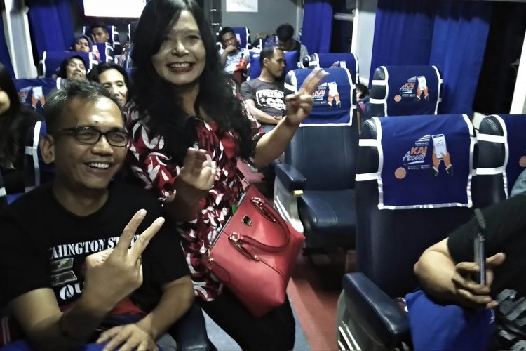 Calon wakil gubernur Sumatera Utara, Sihar Sitorus saat berada di dalam gerbong Kereta Api Sri Bilah tujuan Rantau Prapat dari stasiun besar Kereta Api Medan, Sumut, Selasa malam (12/6).