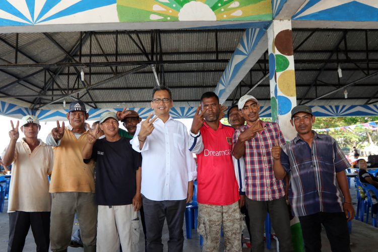 Sihar Sitorus berbincang bersama para nelayan di kawasan Pantai Cermin, Serdang Bedagai, Sumut, Minggu (17/6/18)