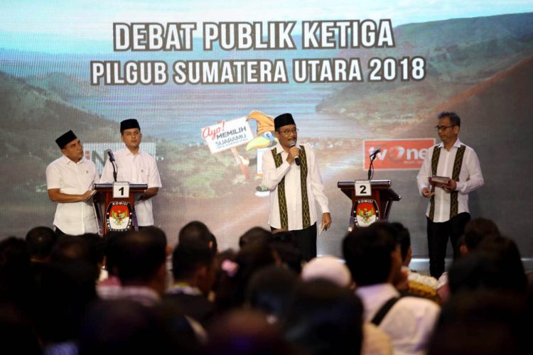 Pasangan calon gubernur dan wakil gubernur Sumatera Utara, Djarot Syaiful Hidayat- Sihar Sitorus pada Debat Publik Ketiga Pilgub Sumut 2018 di Hotel Santika Dyandra, Medan, Selasa malam (19/6/2018).