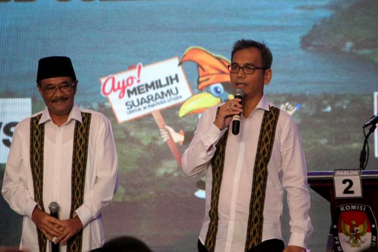 Pasangan calon gubernur dan wakil gubernur Sumatera Utara, Djarot Syaiful Hidayat- Sihar Sitorus memberikan pernyataan penutup pada Debat Publik Ketiga Pilgub Sumut 2018 di Hotel Santika Dyandra, Medan, Selasa malam (19/6/2018).