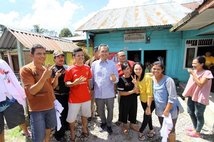 Calon wakil gubernur Sumatera Utara, Sihar Sitorus menyapa dan berfoto bersama warga saat berkunjung ke  Desa Buluh Tellang Kecamatan Tinada, Pakpak Bharat, Minggu (3/6/2018).