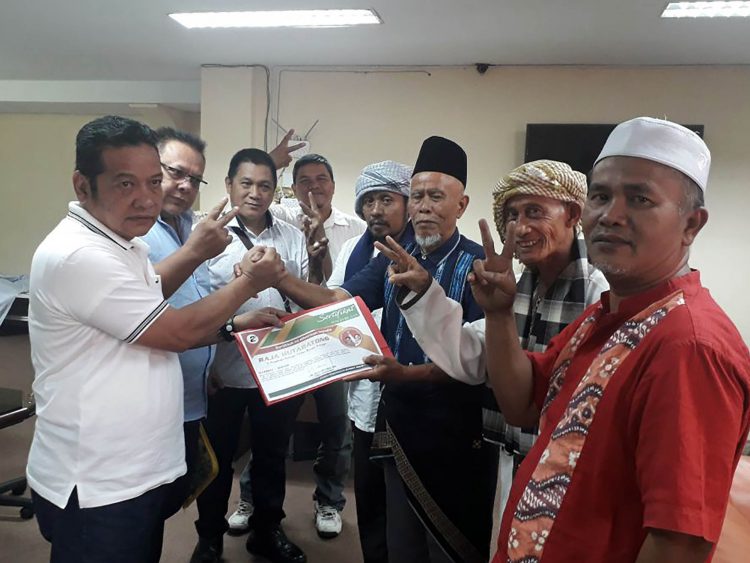Warga Dusun Hutabatong Desa Hutaimbar, Muara Batang Gadis, Madina, dipimpin Pendiri Hutabatong, H Masyahudan Pulungan mendatangi Posko Pemenangan Djarot-Sihar Jalan Dr Cipto, Rabu (30/5/2018).