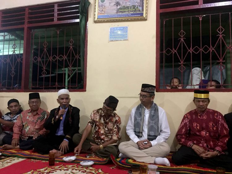 Calon wakil gubernur Sumatera Utara, Sihar Sitorus saat menghadiri acara buka puasa bersama warga dan raja-raja luat di Padang Sidimpuan,Rabu (30/5).