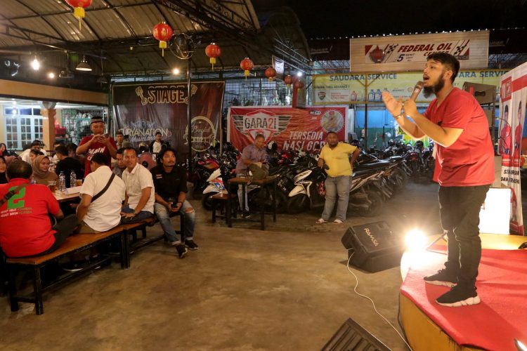 Aksi panggung standup comedy dari Komika Sumut Ade Rinaldy Tanjung, saat acara ngabuburit asyik dan buka bersama bang Sihar Sitorus di Gerobak Kopi, Binjai, Senin (4/6/18).