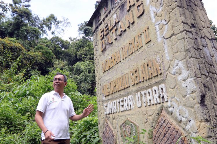 Calon wakil gubernur Sumut, Sihar Sitorus saat sedang berada di tugu perbatasan Sumatera Utara - Sumatera Barat , di Mandailing Natal , pekan lalu.