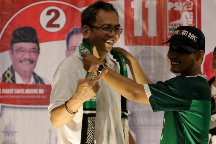 Calon wakil gubernur Sumatera Utara, Sihar Sitorus menerima Syal bercorak PSMS dari Farid Alhumary, SMECK HOOLIGAN asal Binjai dalam acara buka bersama di Bengkel Kopi, Binjai, Senin  (4/6/18).