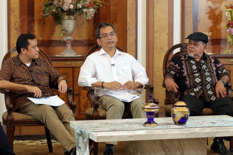Calon wakil gubernur Sumut, Sihar Sitorus bersama sejumlah narasumber lingkungan hidup dalam bincang bertajuk Dialog Lingkungan "Komitmen Cagubsu/Cawagubsu dalam penyelamatan Lingkungan" di Medan, Kamis malam (7/6/18)