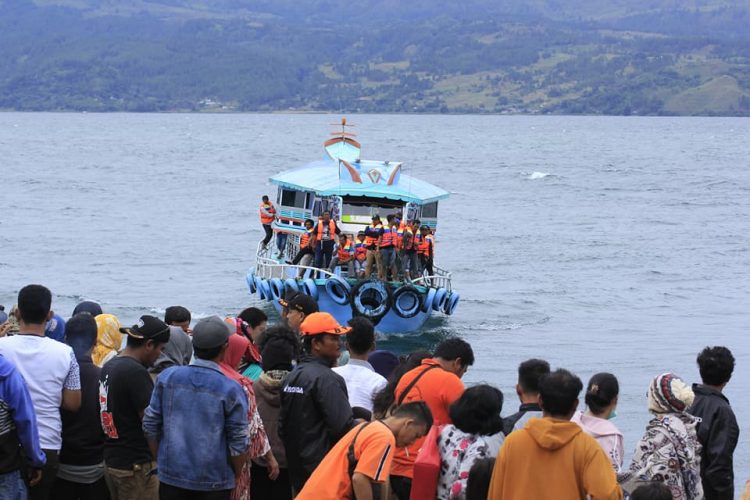 Kondisi pasca tenggelamnya kapal KM Sinar Bangun di Danau Toba. foto : Dhev Bakkara