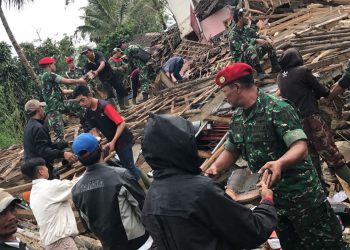 Sejumlah prajurit Kopassus membantu penanganan awal gempa bumi di Bogor(Kapen Kopassus)