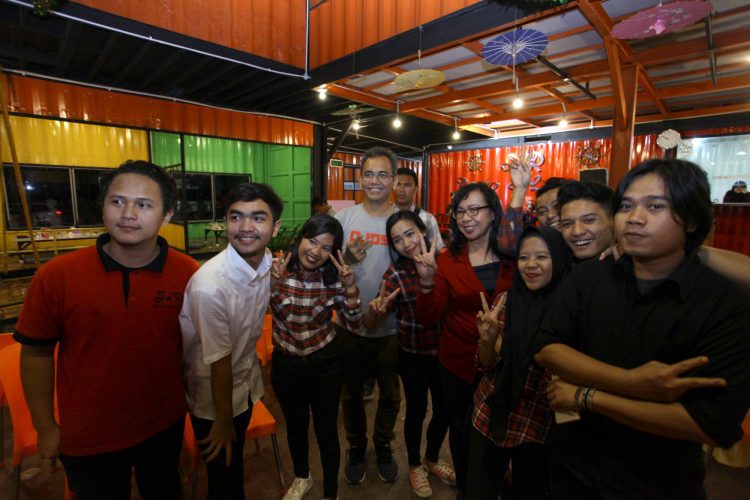Calon wakil gubernur Sumatera Utara, Sihar Sitorus berfoto bersama para relawan dan pendukung di J&R Resto and Lounge Jalan Empat Lima, Sidikalang, Sabtu (2/6/2018) malam.
