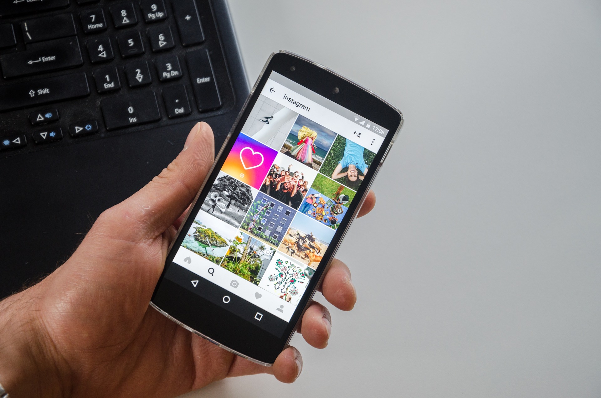 upload foto produk secara rutin