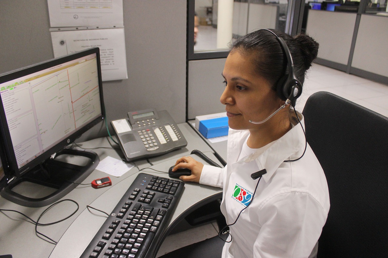 customer service memberikan infomasi kepada konsumen