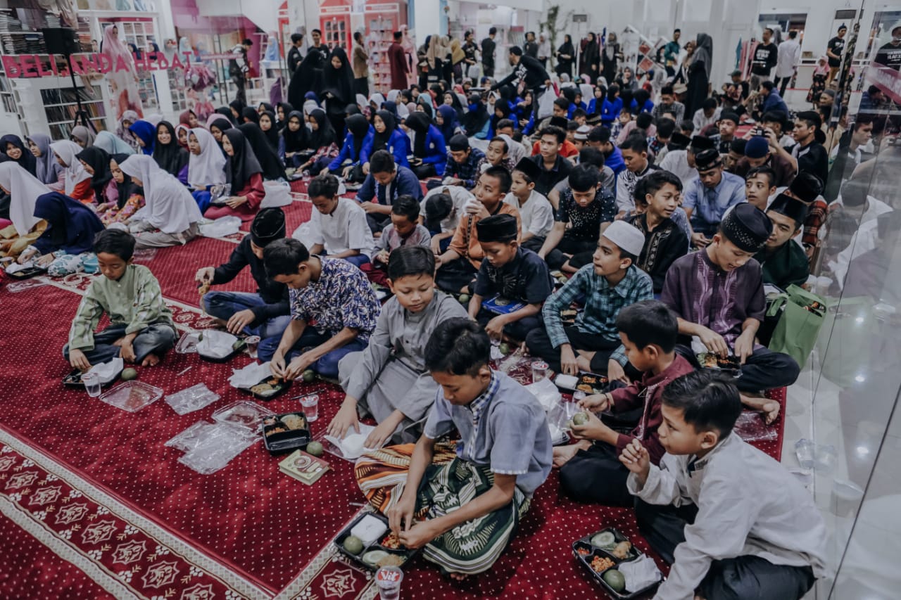 infaq beras anak yatim dan penghafal al-qur'an