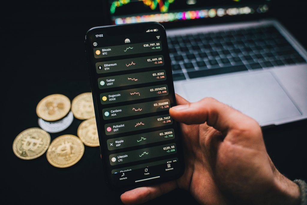 https://www.pexels.com/id-id/foto/tangan-smartphone-teknologi-memegang-6771740/