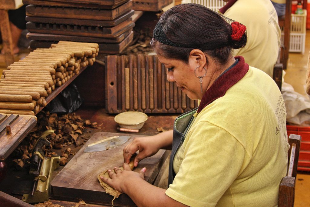 https://www.pexels.com/id-id/foto/tangan-wanita-bekerja-pabrik-11915744/
