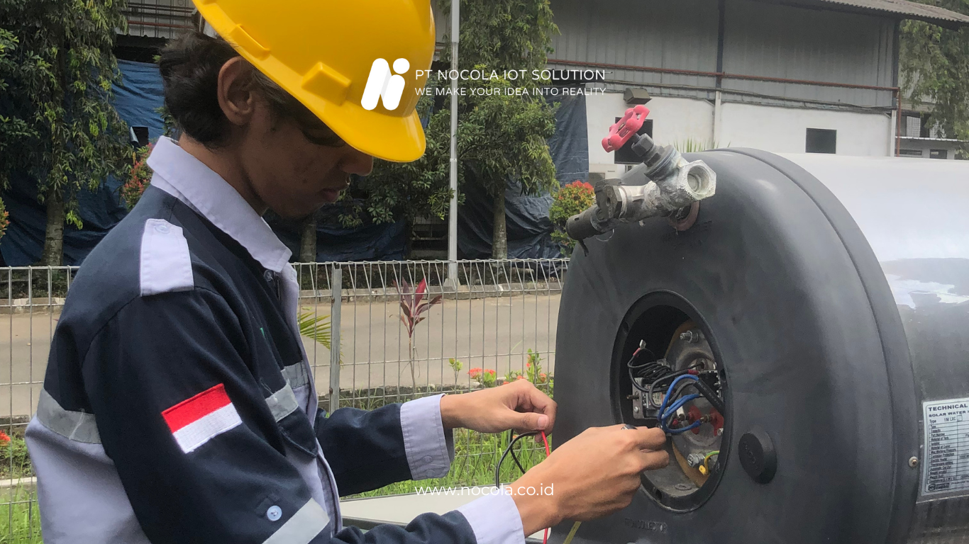 Instalasi FluxBox Industrial Thermocouple oleh PT Nocola IoT Solution untuk Pemantauan Suhu Pemanas Air
