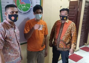 Satres Narkoba Polres Labuhanbatu berhasil meringkus MR, 35 (tengah) berdasarkan penyelidikan dari unggahan warga di media sosial Facebook.