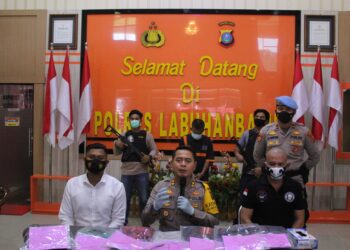 Kapolres Labuhanbatu AKBP Deni Kurniawan didampingi Kasat Reskrim AKP Parikhesit (baju putih) memaparkan barang bukti pembunuhan sadis.