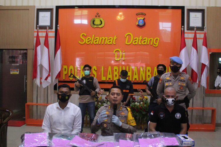 Kapolres Labuhanbatu AKBP Deni Kurniawan didampingi Kasat Reskrim AKP Parikhesit (baju putih) memaparkan barang bukti pembunuhan sadis.