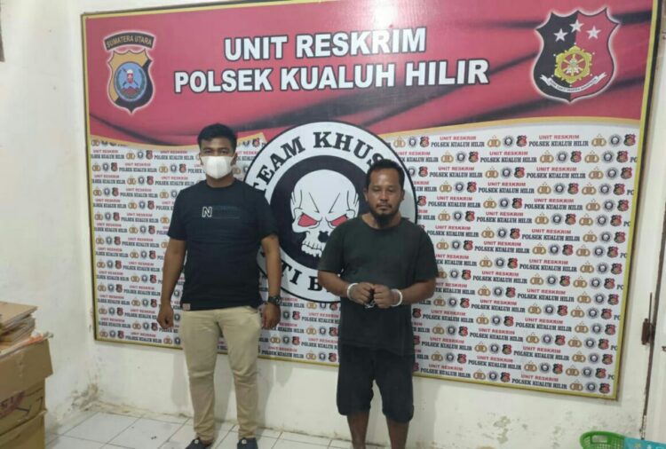 Pelaku penganiayaan Gatot Daniel Pardede, 50, RTDS (celana pendek) warga Desa Sei Apung, Kecamatan Kualuh Hilir.