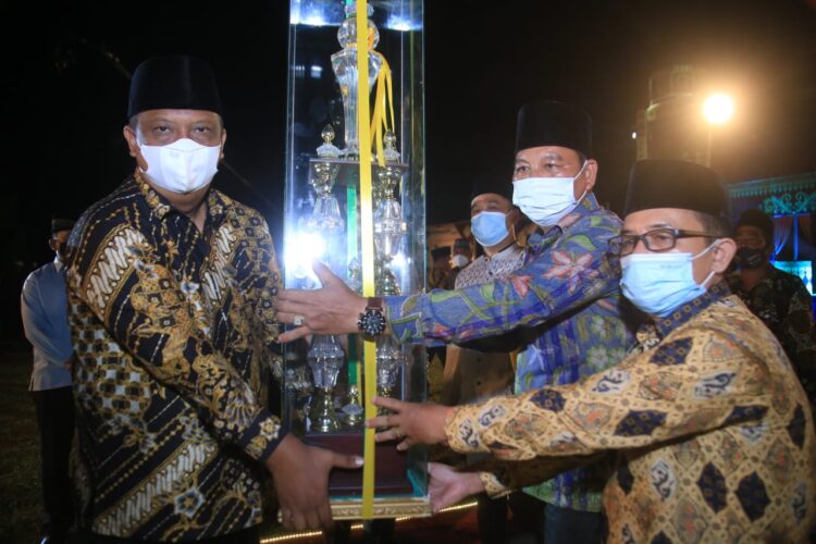 Pj bupati menyerahkan piala juara kepada Camat Bilah Hulu, Hamdy Erazona dan Camat Rantau Utara Turing Ritonga serta untuk juara lainnya.