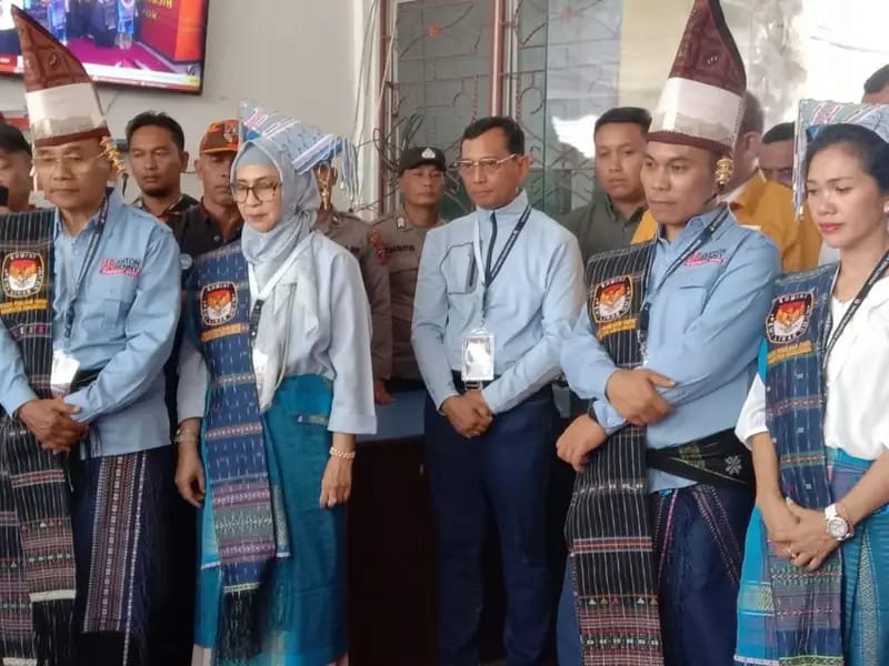 Teks foto: jr Saragih dampingi Anton Saragih ke KPU Simalungun 