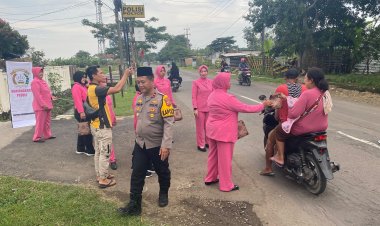 *Berkah Ramadan, Kapolsek Kedokanbunder Libatkan Bhayangkari Dalam Berbagi Takjil*