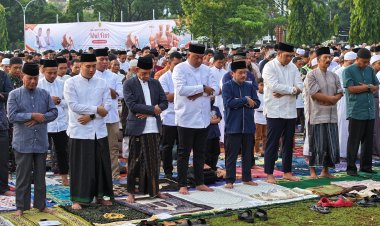 *Bupati Bogor Rudy Susmanto dan Wabup Jaro Ade Laksanakan Shalat Idul Fitri 1446 Hijriah, Ajak Warga Syukuri Hikmah Ramadhan*