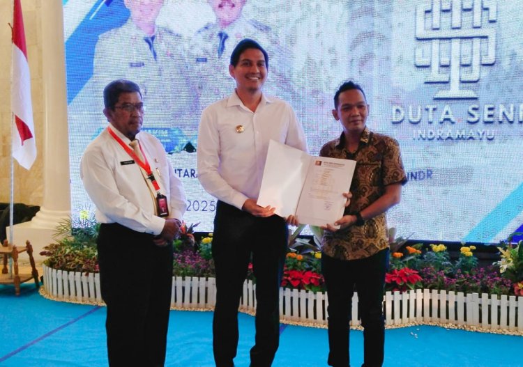 Beberes Indramayu, Bupati Lucky Hakim Mengukuhkan dan Memberikan SK Duta Seni Indramayu