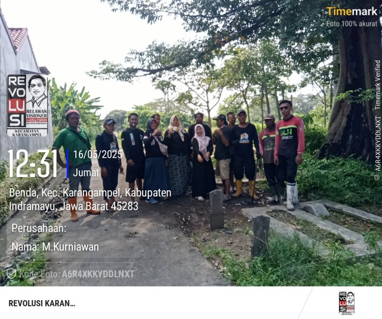 Team Revolusi Karangampel Bersihkan Sampah TPU Desa Benda