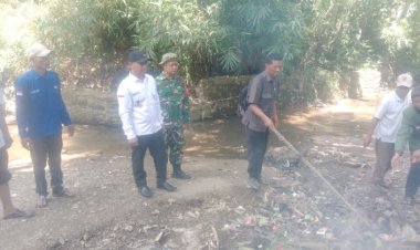 Dukung Program Bersih- Bersih Babinsa Desa Buanajaya Turut Bersihkan Bantaran Sungai Cimapag