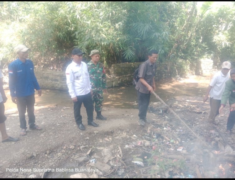 Dukung Program Bersih- Bersih Babinsa Desa Buanajaya Turut Bersihkan Bantaran Sungai Cimapag