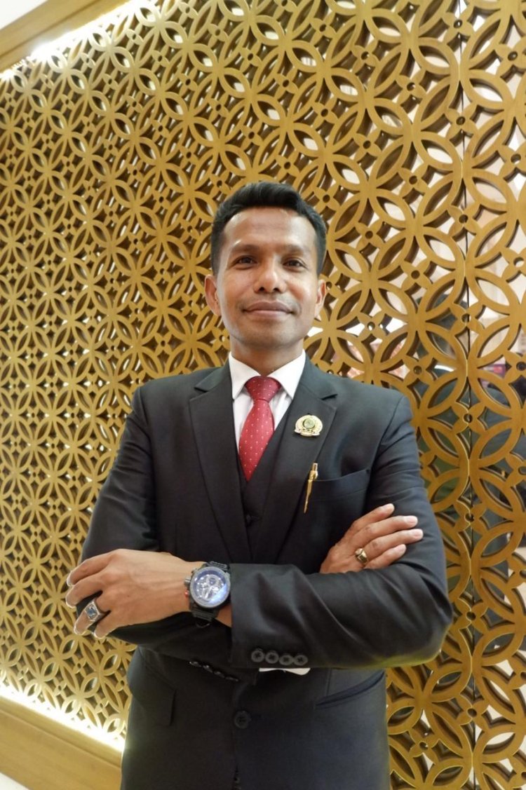 Satu Tahun Pemerintahan Prabowo: Stabilitas Politik, Kabinet Gemuk, dan Tantangan Program Makan Bergizi Gratis