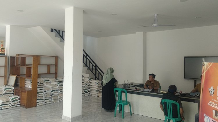Termin Ke-6 Di Bulan Juni 2024, KPM Warga Desa Cikaroya Terima Bantuan Beras 10 Kilo
