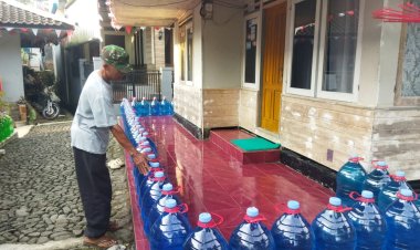 Unik..! Manfaatkan Ratusan Galon Air Jadi Pagar Rumah