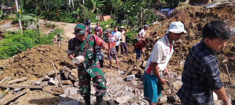Serka Imron, Babinsa Desa Karang Jaya, Koramil 2208/Nyalindung Melaksanakan Kegiatan Bakti Pembersihan Jalan Bekas Longsoran di Kp. Gunung Baen