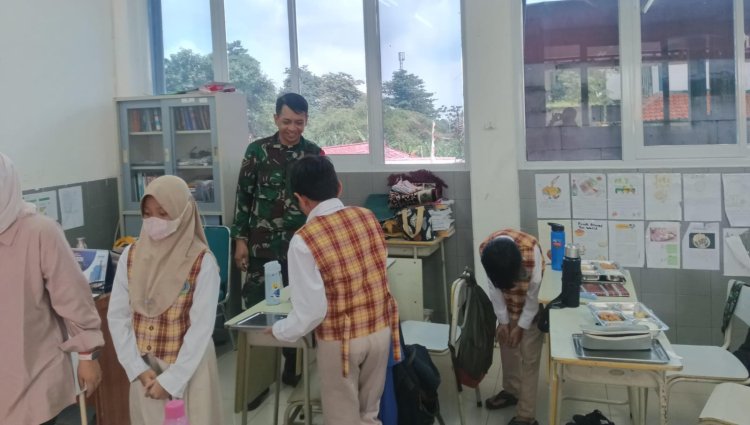 Babinsa Koramil 06-06/Tanah Sareal Laksanakan Pendistribusian Makan Siang Bergizi di Wilayah Kodim 0606/Kota Bogor
