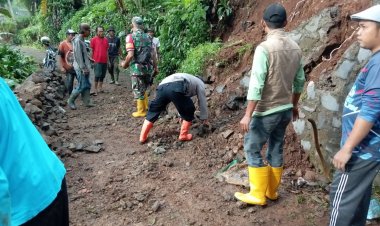Babinsa Koramil 2204/Cikidang Laksanakan Karya Bakti Perbaikan TPT Akibat Longsor