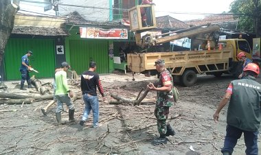 Aksi Karya Bakti Pemangkasan Ranting Pohon di Jalan Bayangkara, Palabuhanratu