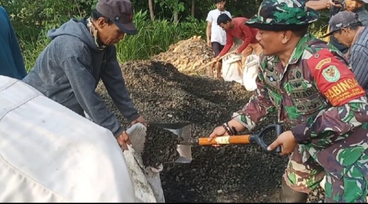 BABINSA KORAMIL 2206/PARAKANSALAK LAKSANAKAN BHAKTI PERBAIKAN JALAN DI DESA BOJONGASIH