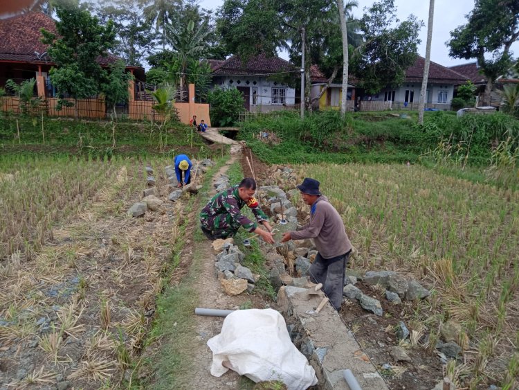 Babinsa Koramil 2214/Surade Laksanakan Karya Bakti Pembuatan Saluran Irigasi di Desa Cikangkung