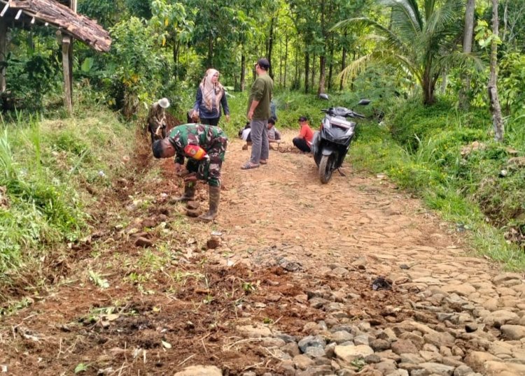 Babinsa Koramil 2215/Ciemas Gelar Kegiatan Bakti Pembersihan Jalan di Desa Girimukti