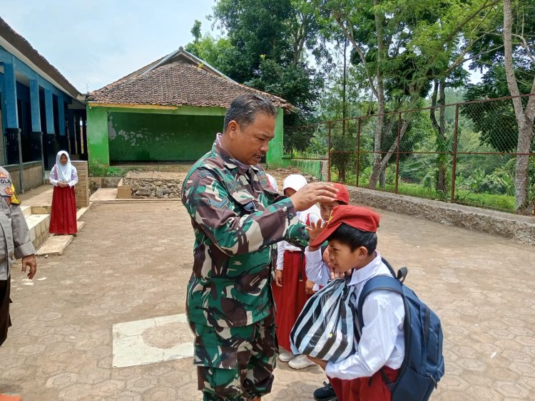 Babinsa Koramil 2210/Pabuaran Monitoring SDN Batulayang dan Salurkan Bantuan Alat Tulis