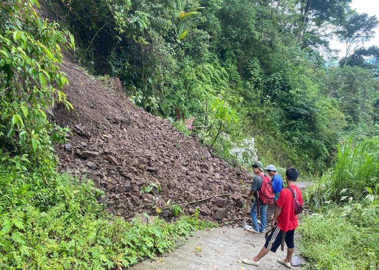 Akibat Diguyur Hujan Deras Tebing Setinggi 3 Meter Longsor, Tutupi Akses Jalan
